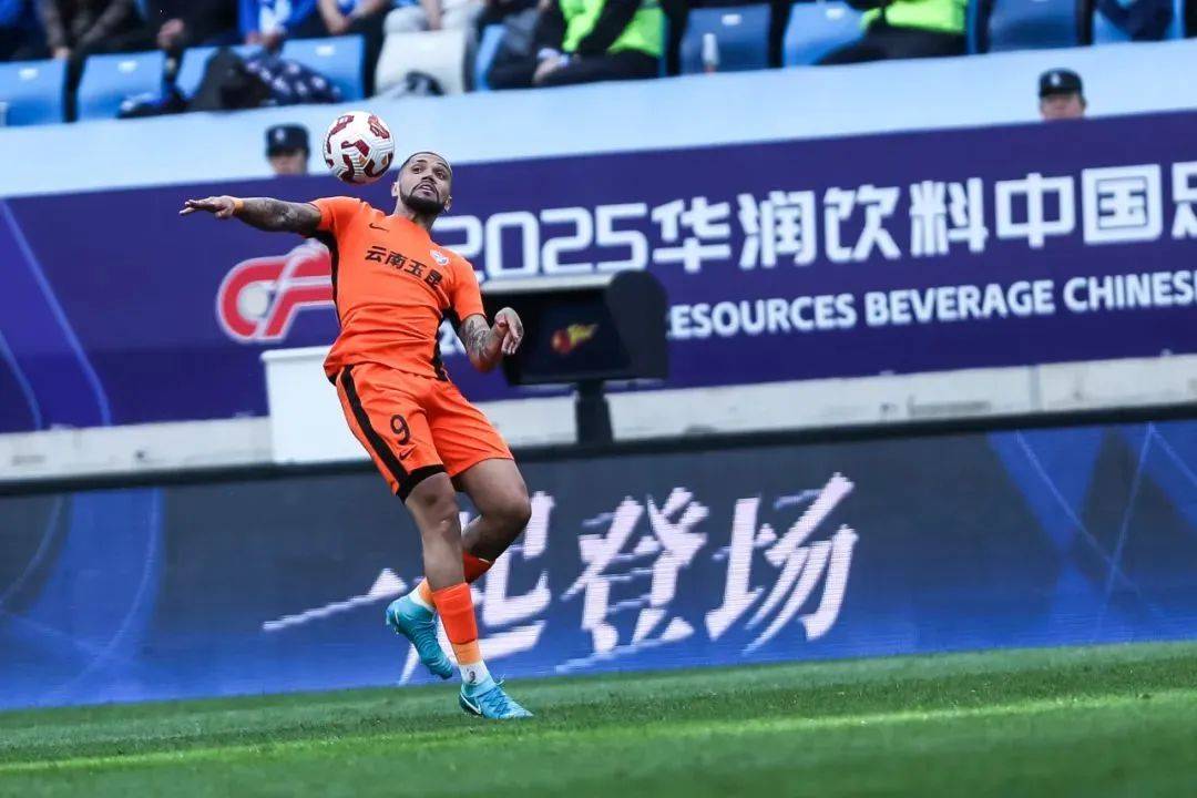 爱游戏体育网站-鲁能客场不敌对手，遭遇两连败(鲁能客场不敌对手,遭遇两连败是真的吗)