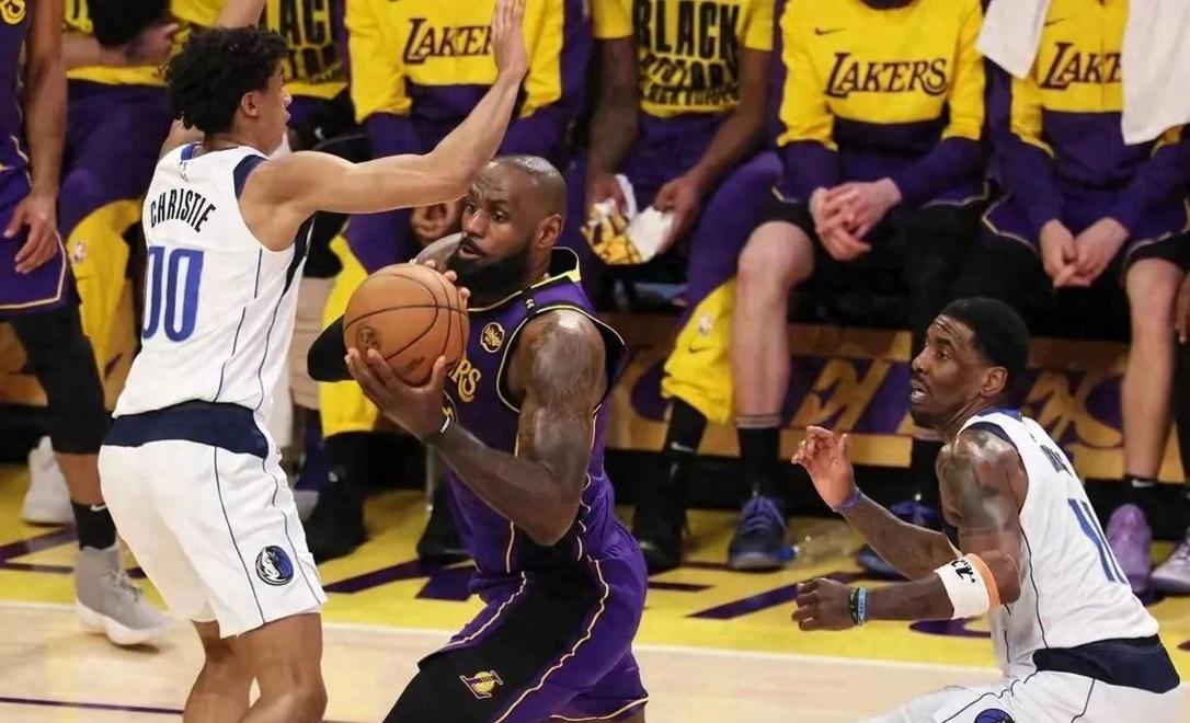 爱游戏在线-湖人与独行侠之间的对决扣人心弦(独行侠淘汰快船欧文赛后采访视频完整)