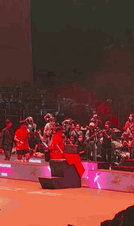 观众席上掌声雷动,比赛现场声势浩大 观众席上掌声雷动,比赛现场声势浩大