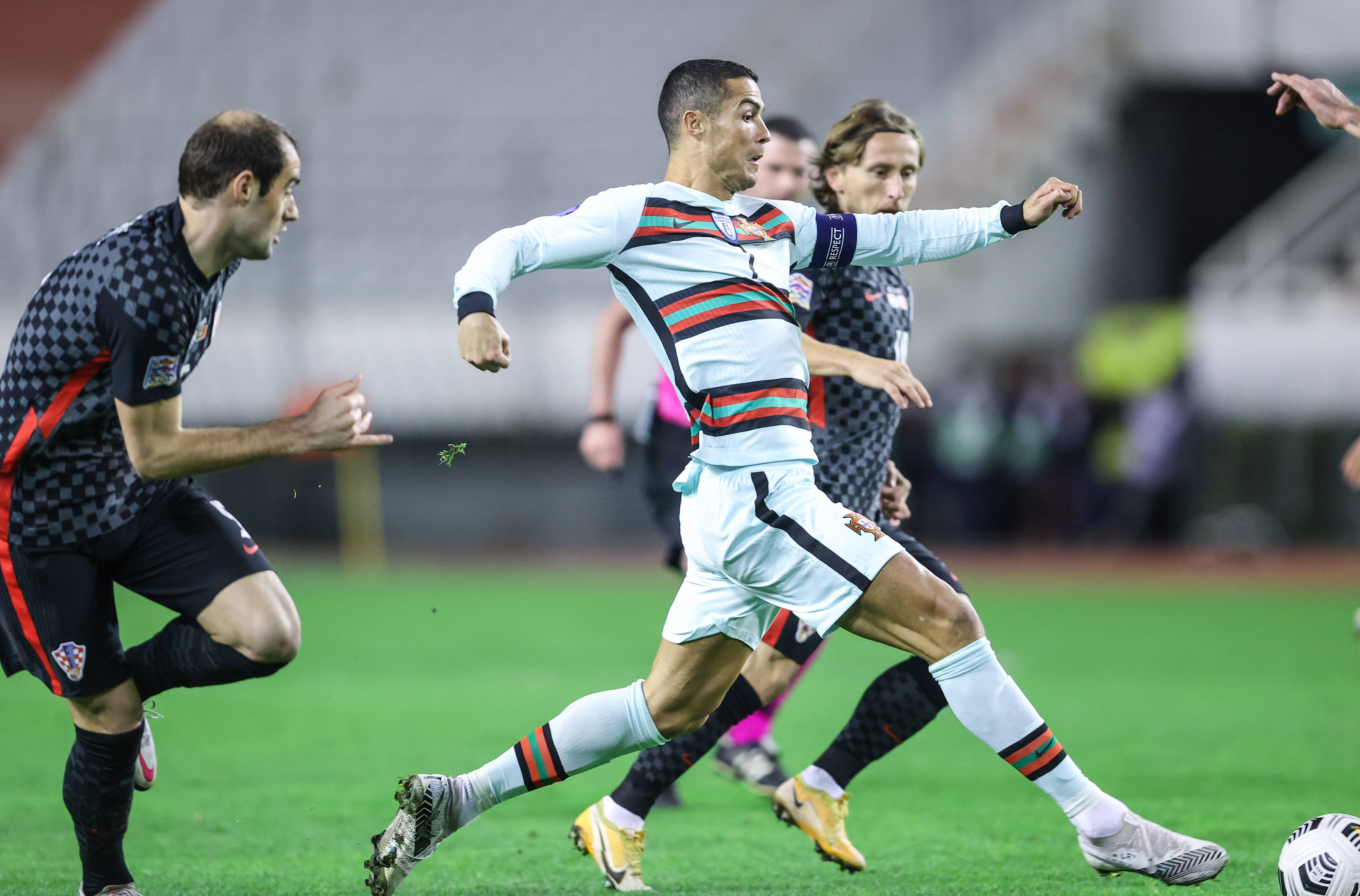 关于葡萄牙惨败俄罗斯夺得积分榜第一的信息 关于葡萄牙惨败俄罗斯夺得积分榜第一的信息