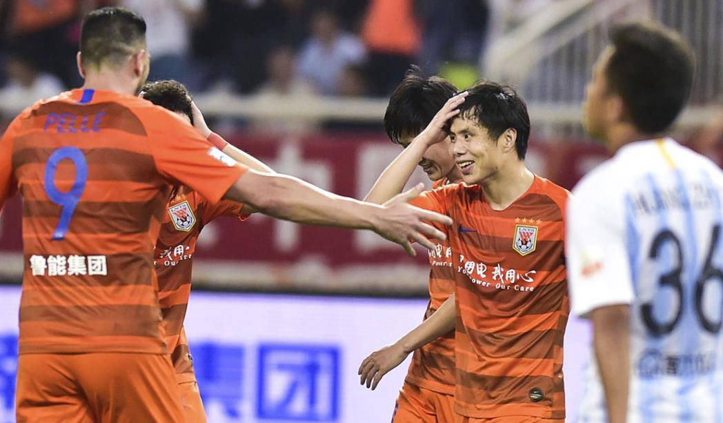 山东鲁能队在比赛中传球精准,成功绕过对手防线得分的简单介绍 山东鲁能队在比赛中传球精准,成功绕过对手防线得分的简单介绍