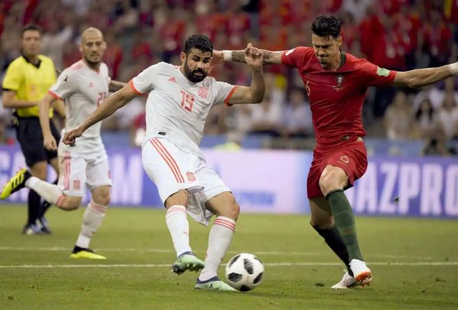 欧洲足球巨星交锋,两队实力对决现场火爆 欧洲足球巨星交锋,两队实力对决现场火爆