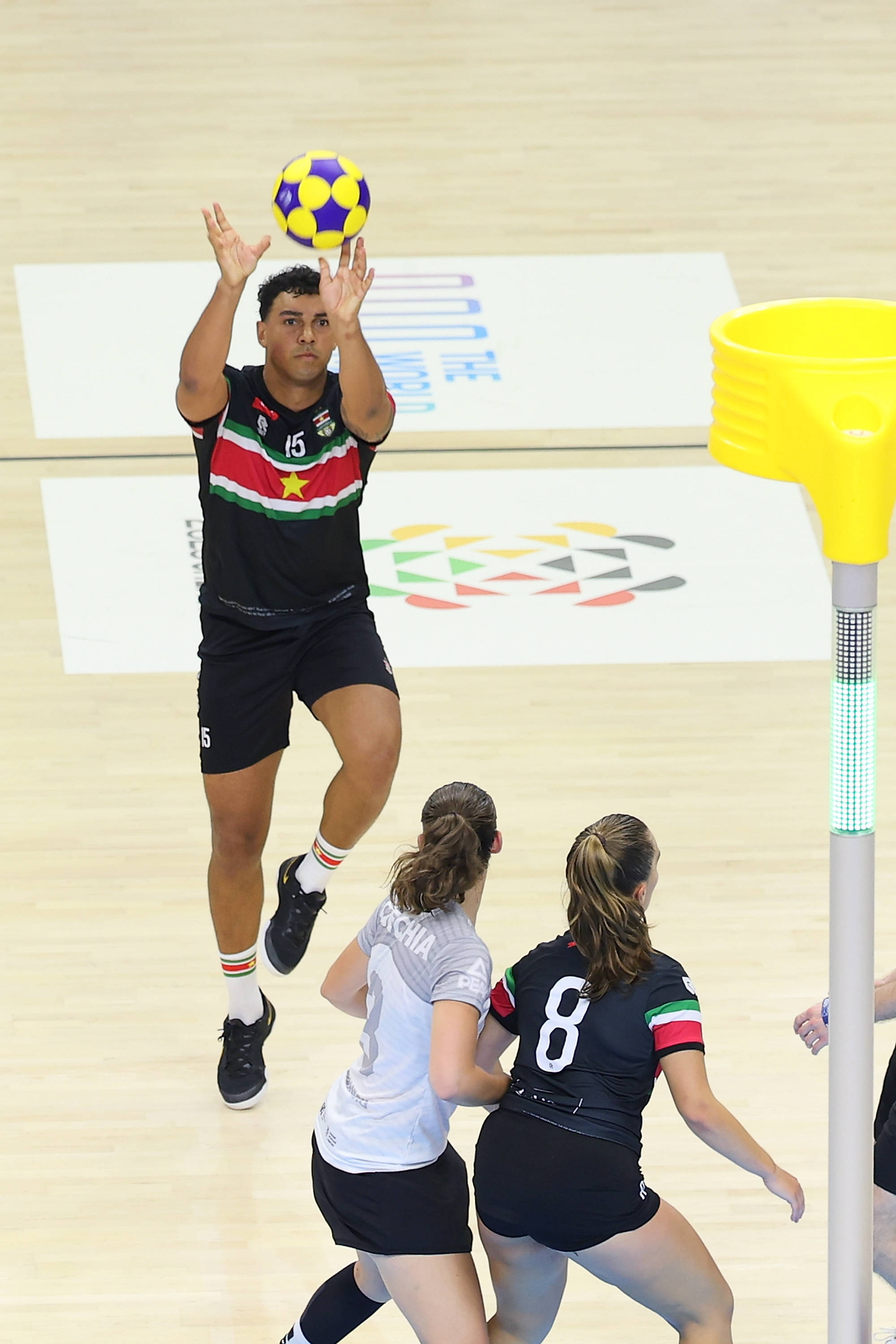 爱游戏官方登录入口-捷克队庆祝欧洲预选赛胜利，赛后合影感人