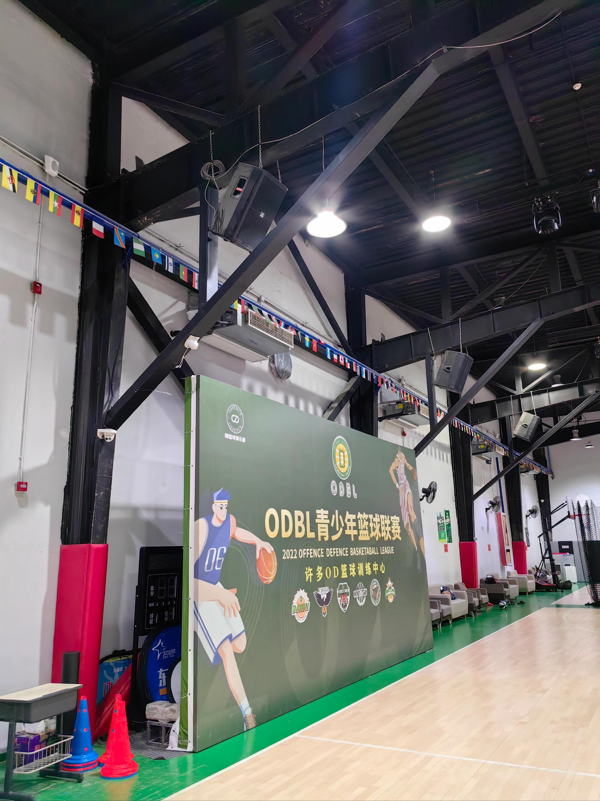 爱游戏官网-球场上技艺纷呈，观众陶醉其中