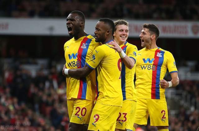 包含奥格斯堡寻求胜利，保持不败战绩的词条