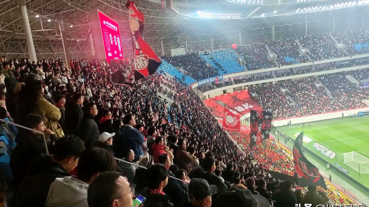 沸腾的现场：球迷热情高涨，助威声不断的简单介绍