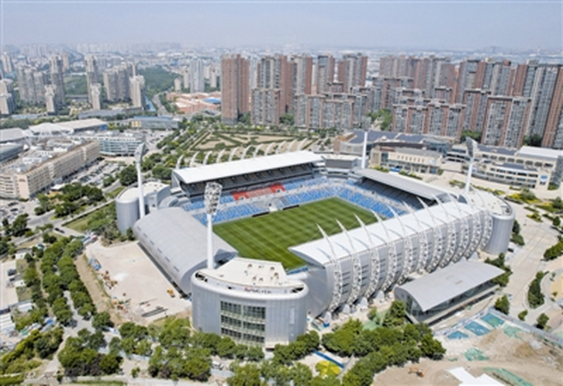 足球训练场地升级改造，提高球员训练质量