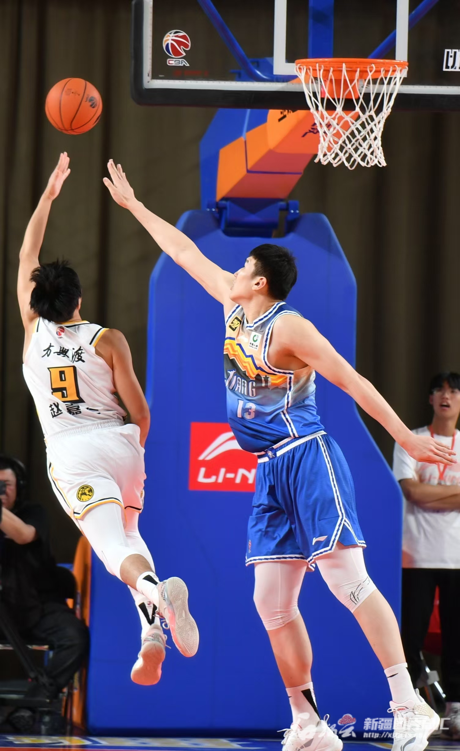 爱游戏-新疆男篮主场战胜四川队，发挥稳健