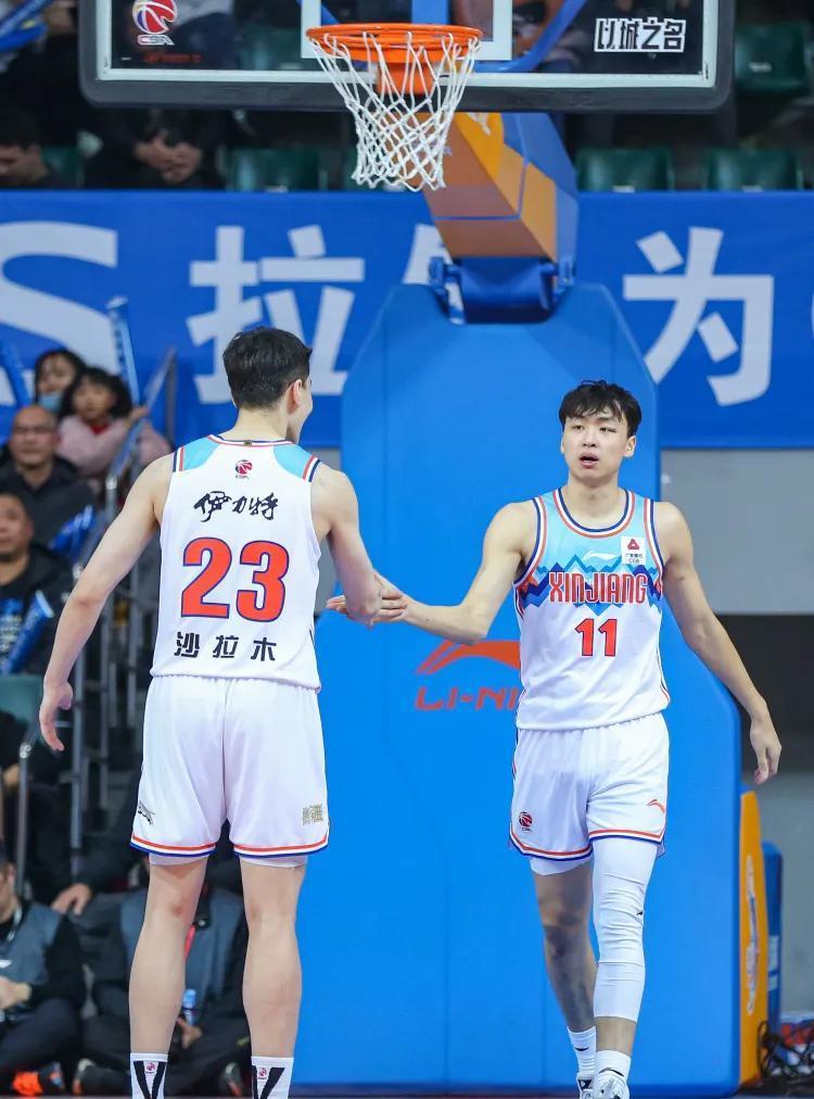 新疆男篮主场战胜四川队,发挥稳健 新疆男篮主场战胜四川队,发挥稳健