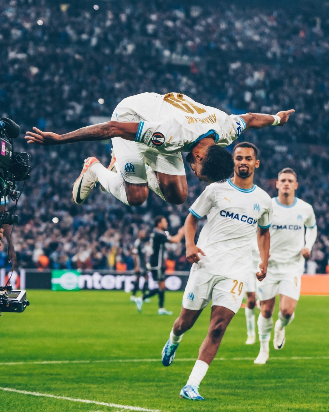 爱游戏官方入口-阿贾克斯狂胜！球员联手破门完美表现