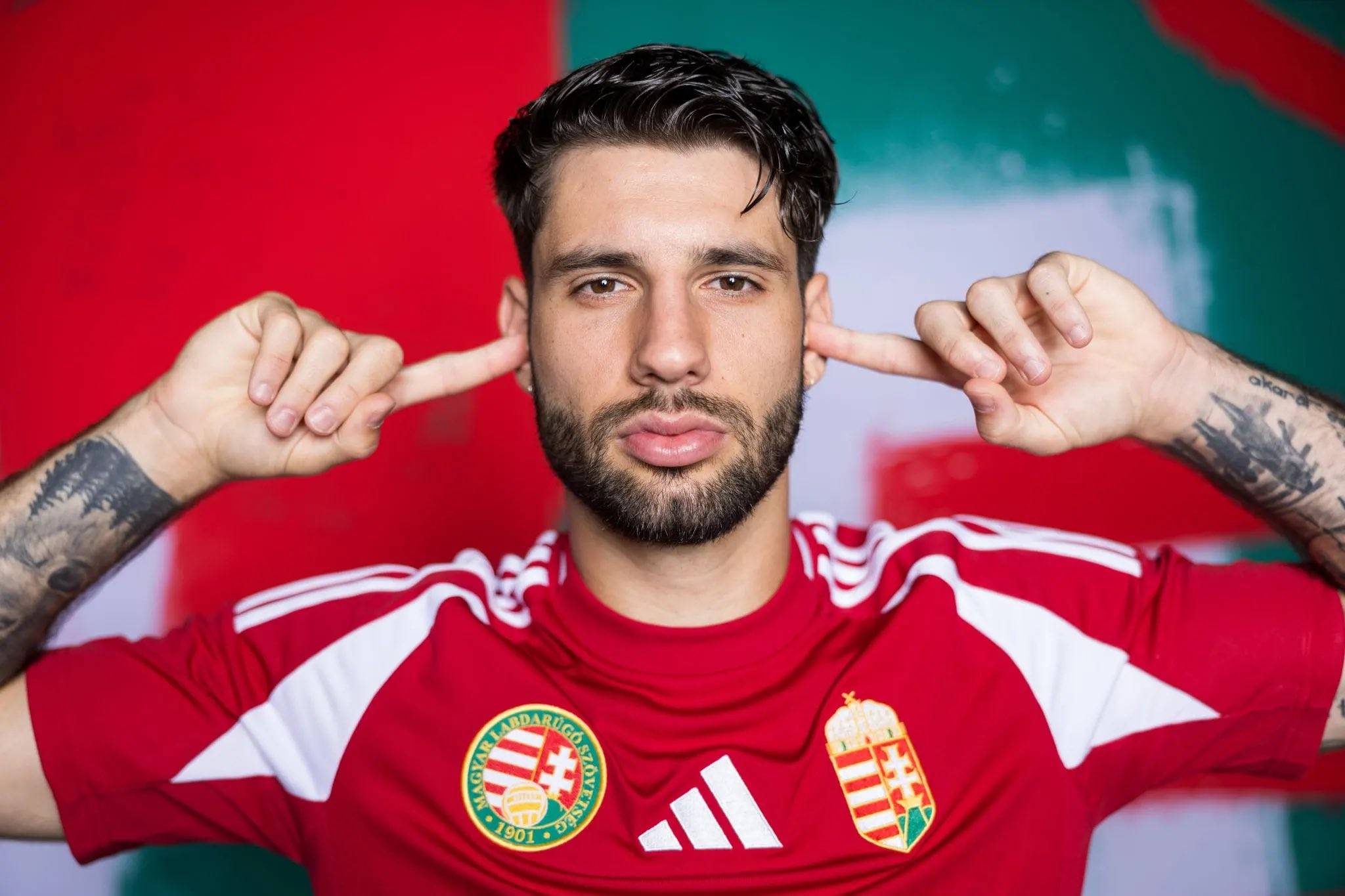 匈牙利队奋发向前,欧洲国家杯赛场斗志昂扬! 匈牙利队奋发向前,欧洲国家杯赛场斗志昂扬!