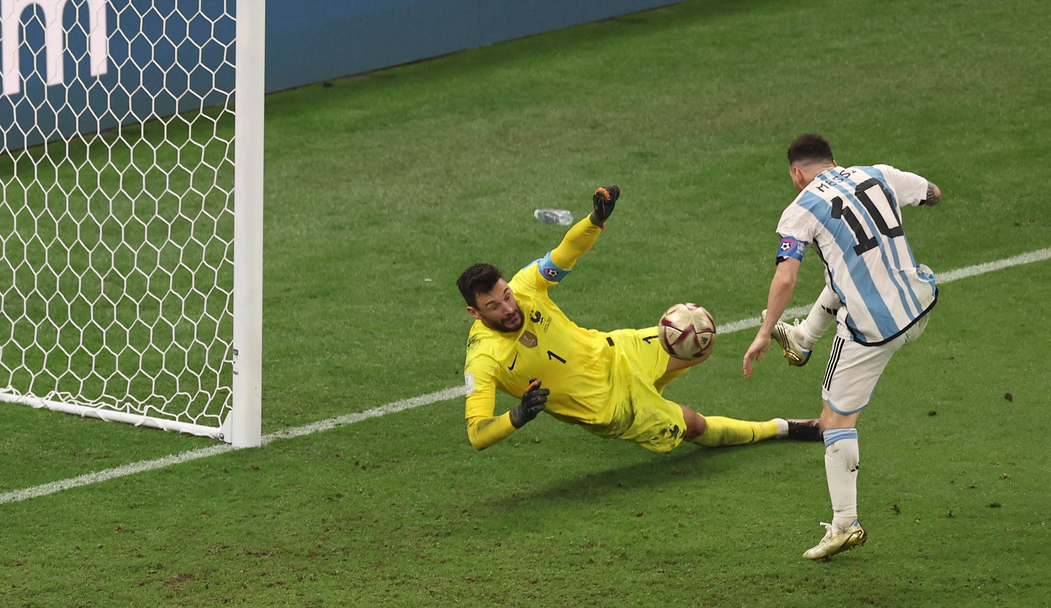 包含精彩瞬间：球员完成关键进球的词条