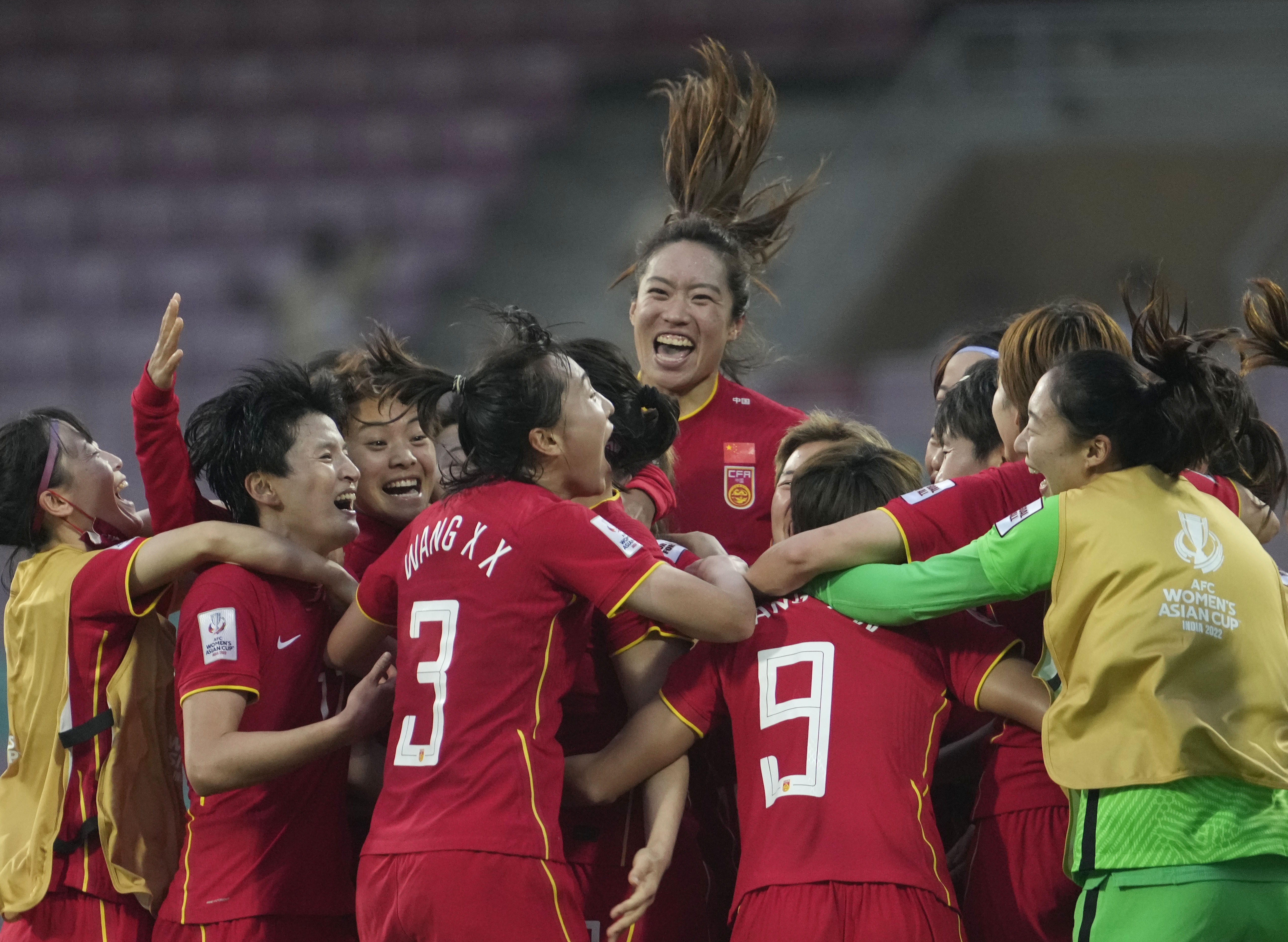 爱游戏在线-包含中国女足在国际比赛中夺得冠军，全队庆祝的词条