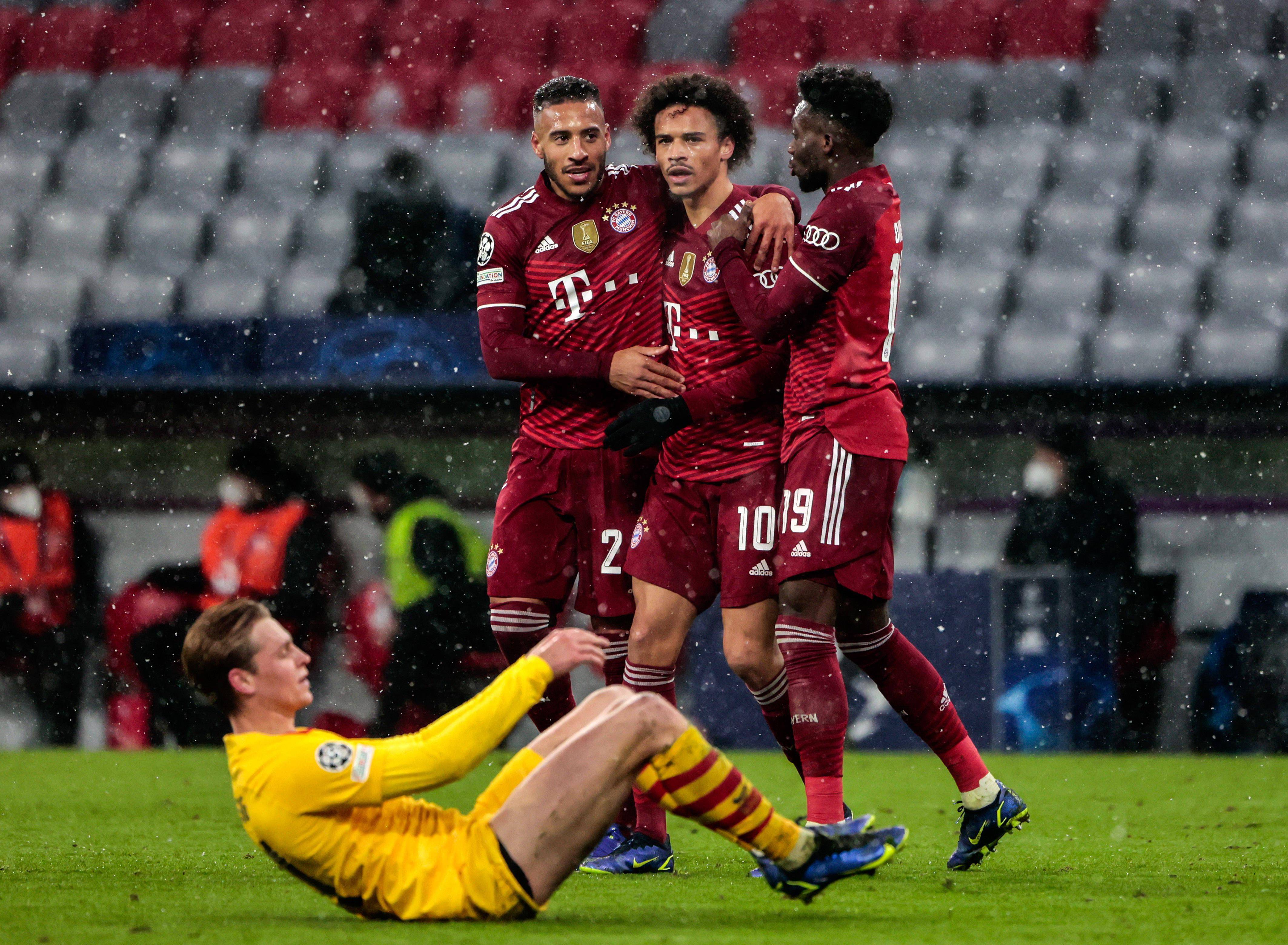 拜仁慕尼黑队全队集体庆祝胜利,赛季开门红 拜仁慕尼黑队全队集体庆祝胜利,赛季开门红