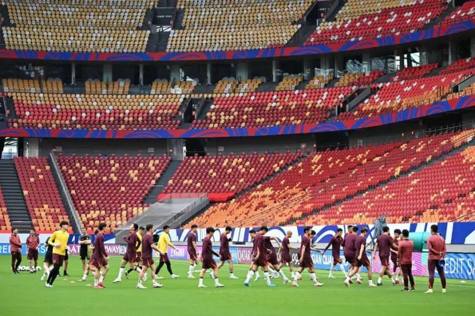 爱游戏在线-足球赛场上的精彩表现备受球迷瞩目